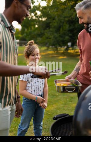 Familie Grillfest im Garten Stockfoto