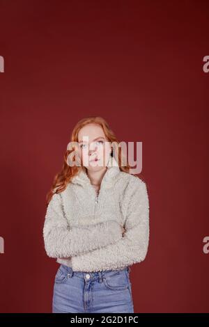 Frau, die die Kamera anschaut, Studioaufnahme Stockfoto