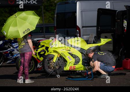 Litauen, 05-06-2021 Vorbereitung eines Motorrads vor dem Rennen. Stockfoto