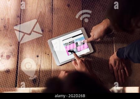 Menschen, die verschiedene Dienste auf einem digitalen Tablet nutzen Stockfoto