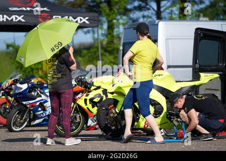 Litauen, 05-06-2021 Vorbereitung eines Motorrads vor dem Rennen. Stockfoto