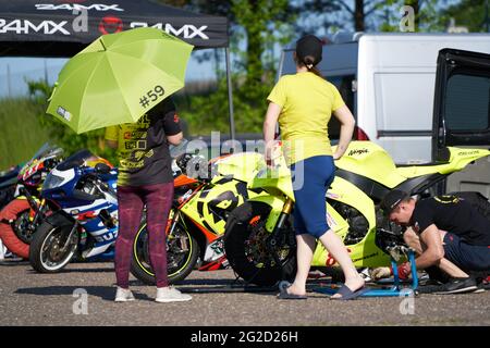 Litauen, 05-06-2021 Vorbereitung eines Motorrads vor dem Rennen. Stockfoto