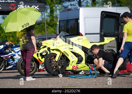 Litauen, 05-06-2021 Vorbereitung eines Motorrads vor dem Rennen. Stockfoto