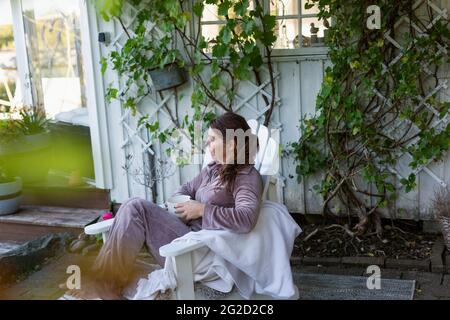 Frau entspannen auf der Terrasse Stockfoto
