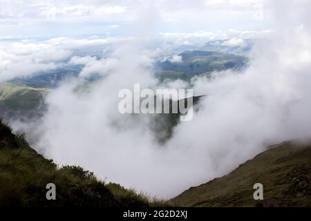 Von einem der höheren Bergpässe aus über die nebelbedeckten Täler der Drakensberg-Berge Südafrikas blicken Stockfoto