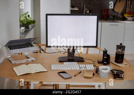 Desktop-Bildschirm auf dem Küchentisch Stockfoto