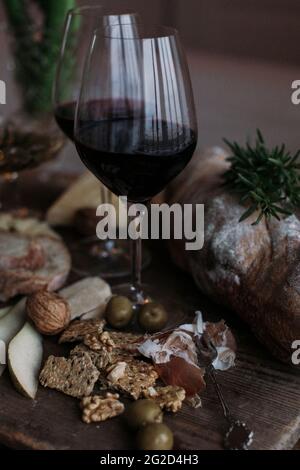 Rotwein im Weinglas Stockfoto