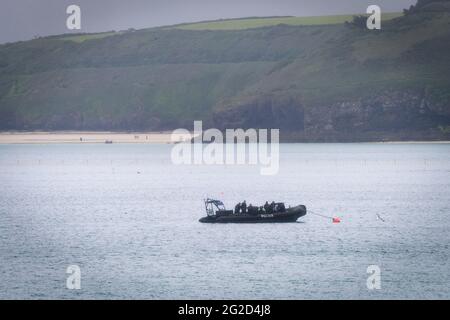 St Ives, Großbritannien. Juni 2021. Die Polizei kommt vor dem 47. G7-Gipfel in die Stadt. Ein Boot mit Polizei überwacht die Küste von St. Ives. Kredit: Andy Barton/Alamy Live Nachrichten Stockfoto