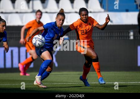 Paolo Mazza Stadion, Ferrara, Italien, 10. Juni 2021, Lisa Boattin (Juventus) aus Italien behindert durch Lineth Beerensteyn (Bayern München) aus den Niederlanden während des Freundschaftsspiel 2021 - Italien Frauen gegen Niederlande, Freundschaftsspiel - Foto Ettore Griffoni / LM Stockfoto