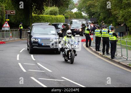 St Ives, Großbritannien. Juni 2021. Die Polizei kommt vor dem 47. G7-Gipfel in die Stadt. Während des G7-Gipfels verlässt eine Autokolonne Schloss Tregenna. Kredit: Andy Barton/Alamy Live Nachrichten Stockfoto