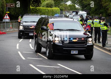 St Ives, Großbritannien. Juni 2021. Die Polizei kommt vor dem 47. G7-Gipfel in die Stadt. Während des G7-Gipfels verlässt eine Autokolonne Schloss Tregenna. Kredit: Andy Barton/Alamy Live Nachrichten Stockfoto