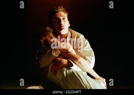 David Tennant (Romeo), Alexandra Gilbreath (Julia - scheinbar tot) in ROMEO UND JULIA von Shakespeare bei der Royal Shakespeare Company (RSC), Royal Shakespeare Theatre, Stratford-upon-Avon 05/07/2000 Musik: Stephen Warbeck Design: Tom Piper Beleuchtung: Chris Davey Kämpfe: Terry King Bewegung: Liz Ranken Regie: Michael Boyd Stockfoto