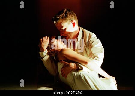 David Tennant (Romeo), Alexandra Gilbreath (Julia - scheinbar tot) in ROMEO UND JULIA von Shakespeare bei der Royal Shakespeare Company (RSC), Royal Shakespeare Theatre, Stratford-upon-Avon 05/07/2000 Musik: Stephen Warbeck Design: Tom Piper Beleuchtung: Chris Davey Kämpfe: Terry King Bewegung: Liz Ranken Regie: Michael Boyd Stockfoto