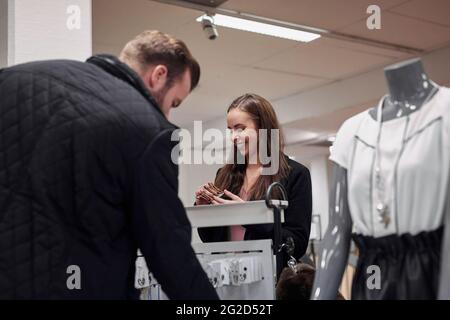 Paar im Warenhaus einkaufen Stockfoto