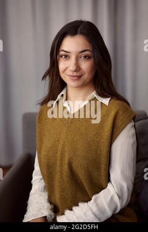 Lächelnde junge Frau Blick in die Kamera Stockfoto