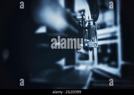 Konzept der 3d-Drucktechnologie. Getöntes Bild des 3D-Druckers. Stockfoto