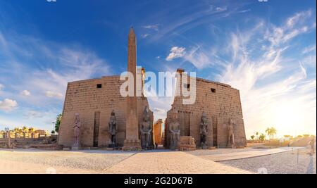 Eingang zum Luxor-Tempel, erster Pylon, Blick auf den Sommertag, Ägypten Stockfoto