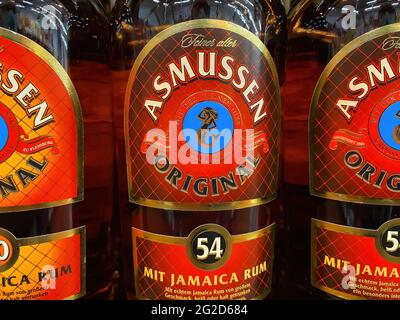 Viersen, Deutschland - Mai 9. 2021: Nahaufnahme der asmussen-Rumflasche im Regal des deutschen Supermarkts Stockfoto