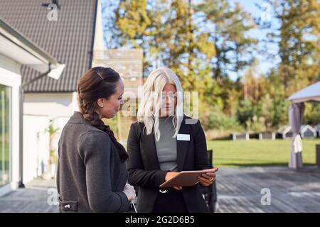 Immobilienmakler im Gespräch mit dem Kunden Stockfoto