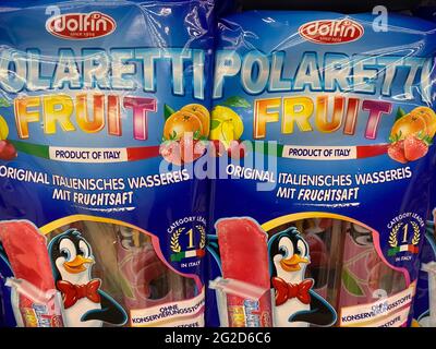 Viersen, Deutschland - Mai 9. 2021: Nahaufnahme der Packungen polaretti Fruchtwassereis im Regal des deutschen Supermarkts Stockfoto