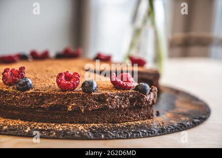 Schokoladenkuchen auf einem Tisch in einem Café Stockfoto