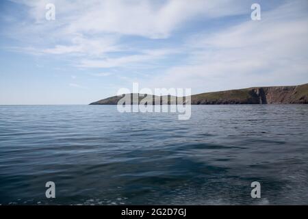 Blick auf die Küste des Festlandes von einem Boot aus, das nach Ynys Enlli/Bardsey Island fährt, mit Blick auf das Gebiet westlich von Porth Meudwy, Uwchmynydd, Llyn Peninsula Stockfoto