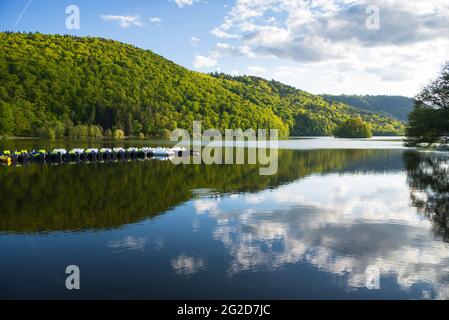 Schöner Chambon-See im regionalen Naturpark der Vulkane der Auvergne, Frankreich. Aktiv gesunden Urlaub in der Natur Konzept. Stockfoto