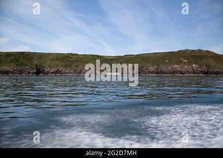 Blick auf die Küste des Festlandes von einem Boot aus, das nach Ynys Enlli/Bardsey Island fährt, mit Blick auf das Gebiet westlich von Porth Meudwy, Uwchmynydd, Llyn Peninsula Stockfoto