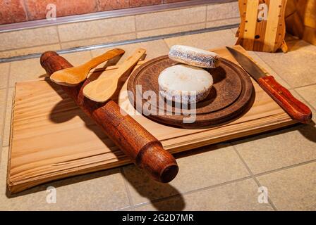 Traditionelle süße Snacks aus Argentinien, bekannt als Alfajores, aus Maisstärke, Schokolade und Nüssen gefüllt mit Dulce de leche, mit geriebener Kokosnuss. Stockfoto