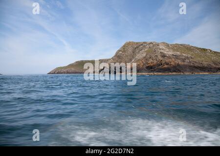 Blick auf die Küste des Festlandes von einem Boot aus, das nach Ynys Enlli/Bardsey Island fährt, mit Blick auf das Gebiet westlich von Porth Meudwy, Uwchmynydd, Llyn Peninsula Stockfoto