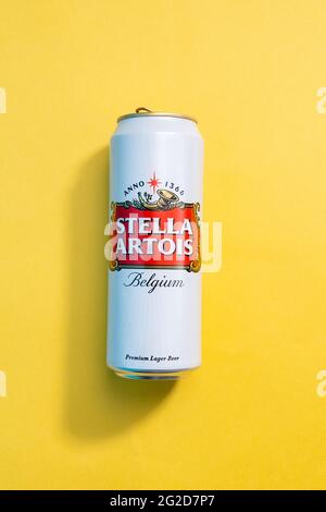 Tjumen, Russland-17. april 2021: Stella Artois Bierkeuchen auf buntem Hintergrund. Tolles belgisches Bier Stockfoto