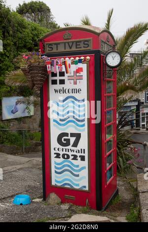 St Ives, Großbritannien. Juni 2021. Eine Telefonbox in St. Ives ist mit G7-Flaggen für den Gipfel geschmückt. Kredit: Sarah Peters/Alamy Live Nachrichten Stockfoto