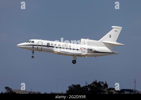 Die französische Marine Dassault Falcon 50 Surmar (Reg.: 5) auf der Finalbahn 31. Stockfoto