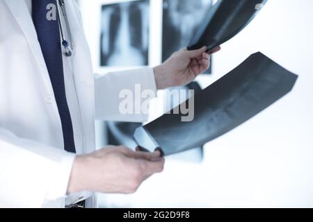 Arzt hält Bilder in einem Klinikraum Stockfoto
