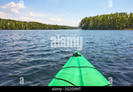Bug eines Kajaks auf einem See, selektiver Fokus. Stockfoto
