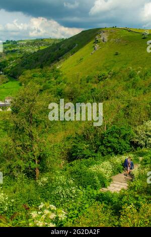 Frühsommer bei Monsal Head ein beliebter Aussichtspunkt im Peak District National Park Derbyshire England UK mit Spaziergängern auf Fußwegen im Vordergrund. Stockfoto