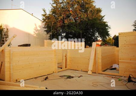 Das Innere des Teils konstruierte Holz (Tanne) vorgefertigtes Blockhaus auf der Baustelle. Dies ist das Wohnzimmer mit Türen zum Flur und Schlafzimmer Stockfoto