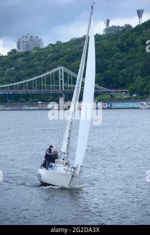 Besatzung von Segeljachten Seglern, die ein flankierender Manöver durchführen. Amateur-Regatta, die dem Tag der Stadt gewidmet ist. 30.Mai 2021. Kiew, Ukraine Stockfoto