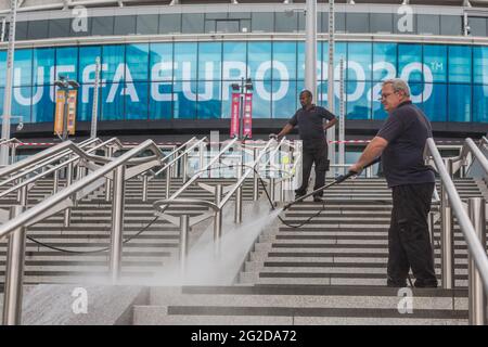 Wembley Stadium, Wembley Park, Großbritannien. Juni 2021. Wembley setzt seine Vorbereitungen für die EURO 2020 fort, wobei die Arbeiter die kürzlich fertiggestellten olympischen Stufen vor dem Wembley-Stadion mit Strom waschen. Die UEFA-Fußball-Europameisterschaft beginnt morgen, den 11. Juni 2021, mit einem um ein Jahr verzögerten Ausbruch der Coronavirus-Pandemie im Jahr 2020. Am 13. Juni 2021 findet im Wembley-Stadion das erste Spiel, England gegen Kroatien, statt. Kredit: amanda Rose/Alamy Live Nachrichten Stockfoto