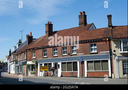 Great Missenden, Buckinghamshire, Großbritannien. Mai 2021. Die High Street in Great Missenden. Das Leben im Dorf Great Missenden normalisiert sich nach der Aufhebung einiger Covid-19-Beschränkungen, obwohl das Dorf immer noch ruhiger als normal ist. Quelle: Maureen McLean/Alamy Stockfoto