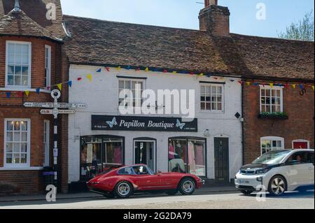 Great Missenden, Buckinghamshire, Großbritannien. Mai 2021. Die Papillon Boutique wurde nach der Lockerung wieder für den Kunden geöffnet. Das Leben im Dorf Great Missenden normalisiert sich nach der Aufhebung einiger Covid-19-Beschränkungen, obwohl das Dorf immer noch ruhiger als normal ist. Quelle: Maureen McLean/Alamy Stockfoto