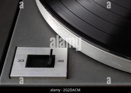 Nahaufnahme des Drehschalters auf 45 U/min auf vintage Plattenspieler Vinyl Stockfoto