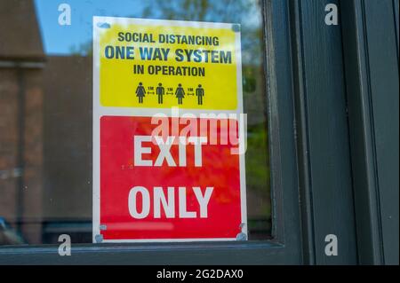 Great Missenden, Buckinghamshire, Großbritannien. Mai 2021. Ein Schild „nur Ausgang“ in einem Pub-Fenster. Das Leben im Dorf Great Missenden normalisiert sich nach der Aufhebung einiger Covid-19-Beschränkungen, obwohl das Dorf immer noch ruhiger als normal ist. Quelle: Maureen McLean/Alamy Stockfoto