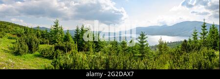 Panoramalandschaft mit dem Belmeken-Stausee im Rila-Gebirge, Bulgarien. Belmeken-Staudamm. Stockfoto