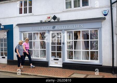 Great Missenden, Buckinghamshire, Großbritannien. Mai 2021. Zwei Frauen gehen an einem Brautgeschäft vorbei. Das Leben im Dorf Great Missenden normalisiert sich nach der Aufhebung einiger Covid-19-Beschränkungen, obwohl das Dorf immer noch ruhiger als normal ist. Quelle: Maureen McLean/Alamy Stockfoto