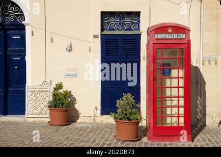 MARSAXLOKK, MALTA - 03 JAN, 2020: Klassische rote britische Telefonbox im traditionellen Fischerdorf Marsaxlokk Stockfoto