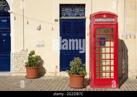MARSAXLOKK, MALTA - 03 JAN, 2020: Klassische rote britische Telefonbox im traditionellen Fischerdorf Marsaxlokk Stockfoto