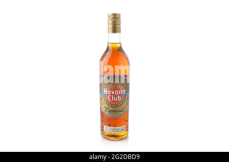 Havana Rum Flasche auf weißem Hintergrund. Alkoholisches Getränk Stockfoto