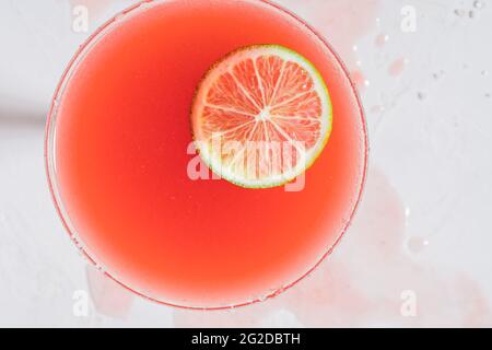 Salzwand Paloma Juicy Fruits Cocktail mit Tequila und Grapefruitsaft, Limettenscheibe auf weißem Tisch garnieren. Platz kopieren, Draufsicht, chaotische Situation, Stockfoto