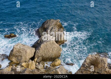 MELLIEHA, MALTA - 01 JAN, 2020: Nahaufnahme eines Felsens in der Nähe des Ozeans auf der Insel Malta Stockfoto